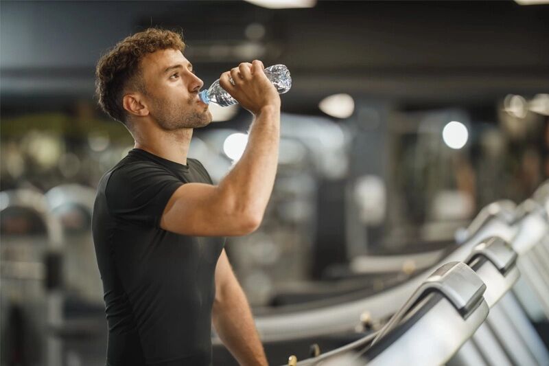 چقدر آب در طول تمرین باید نوشید؟ حقیقتی فراتر از "هر وقت تشنه شدی"