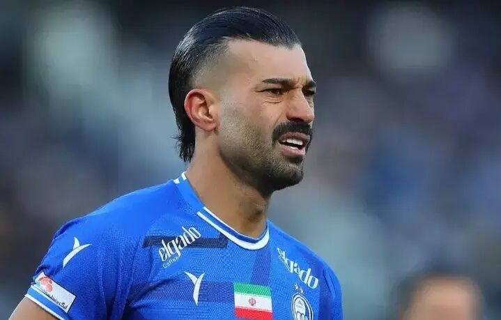 ضربه با سر به صورت بازیکن!/ اخراج رامین رضاییان و 10 نفره شدن استقلال