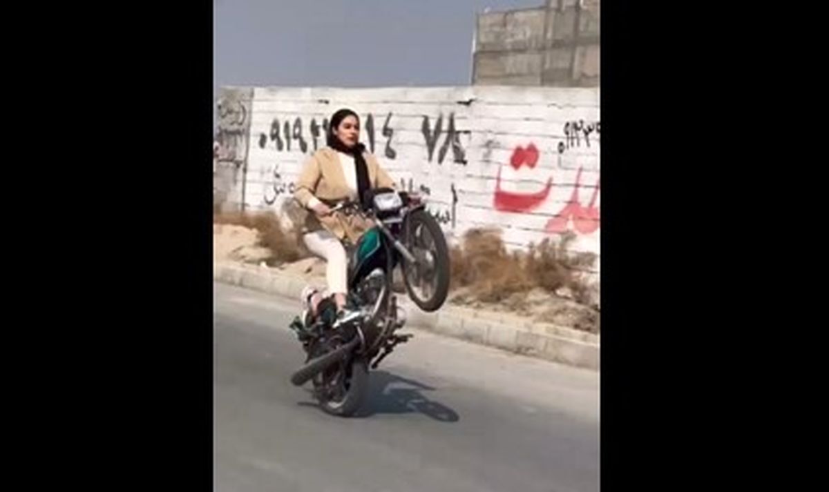 ببینید/ حرکات عجیب و خطرناک دختر ایرانی موتورسوار