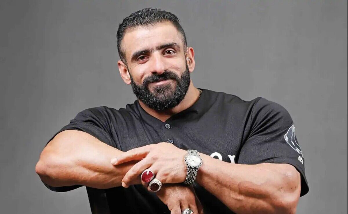 چهره متفاوت هادی چوپان بدون ریش و با سبیل دسته دار