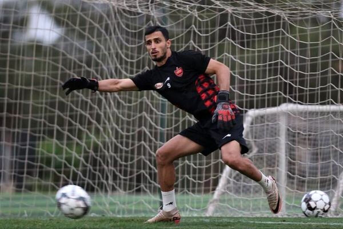آقای گل پرسپولیس دروازه‌بان شد