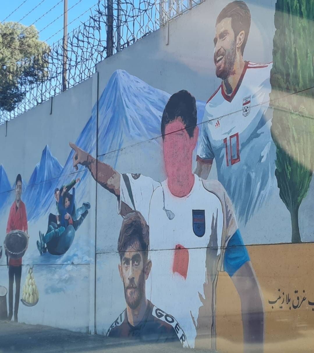 چرا فقط تصویر علی دایی مخدوش شد؟