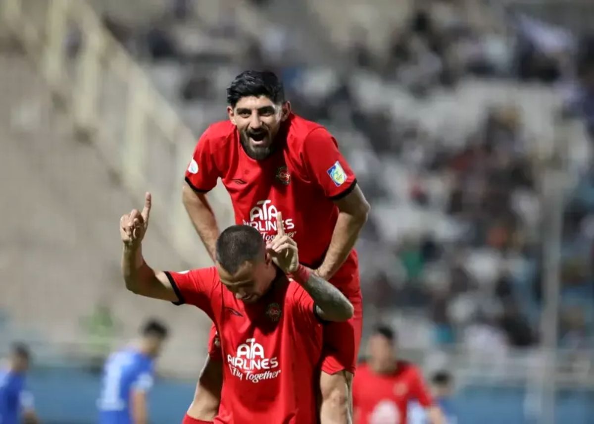 ببینید/ لحظه بالا بردن جام قهرمانی لیگ برتر توسط شجاع خلیل زاده و بازیکنان تراکتور